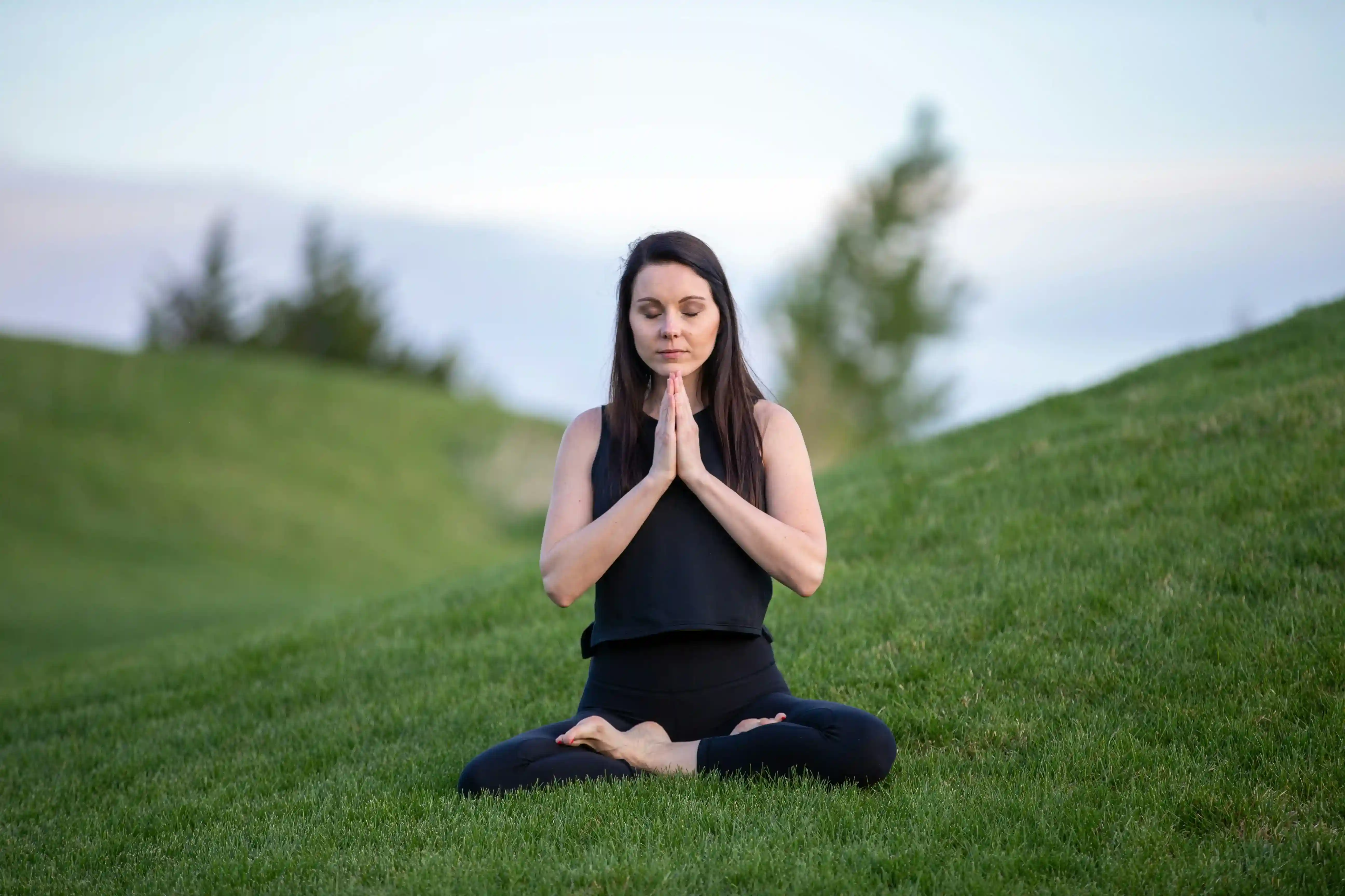 clase de yoga suave en un estudio iluminado naturalmente